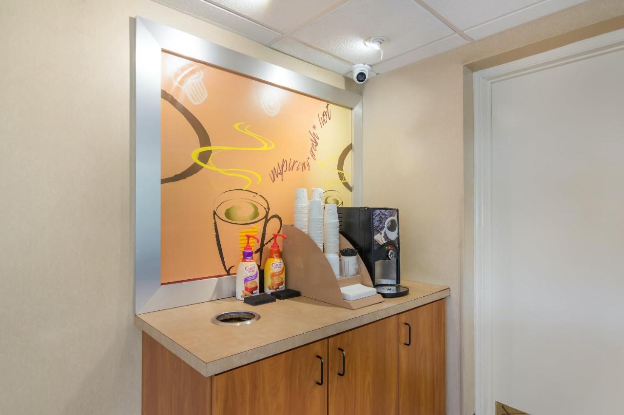 Motel Red Roof - Triangle Park 2*