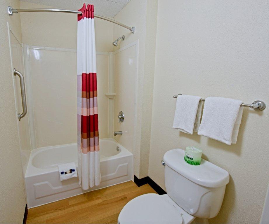 Red Roof - Triangle Park Motel 2*
