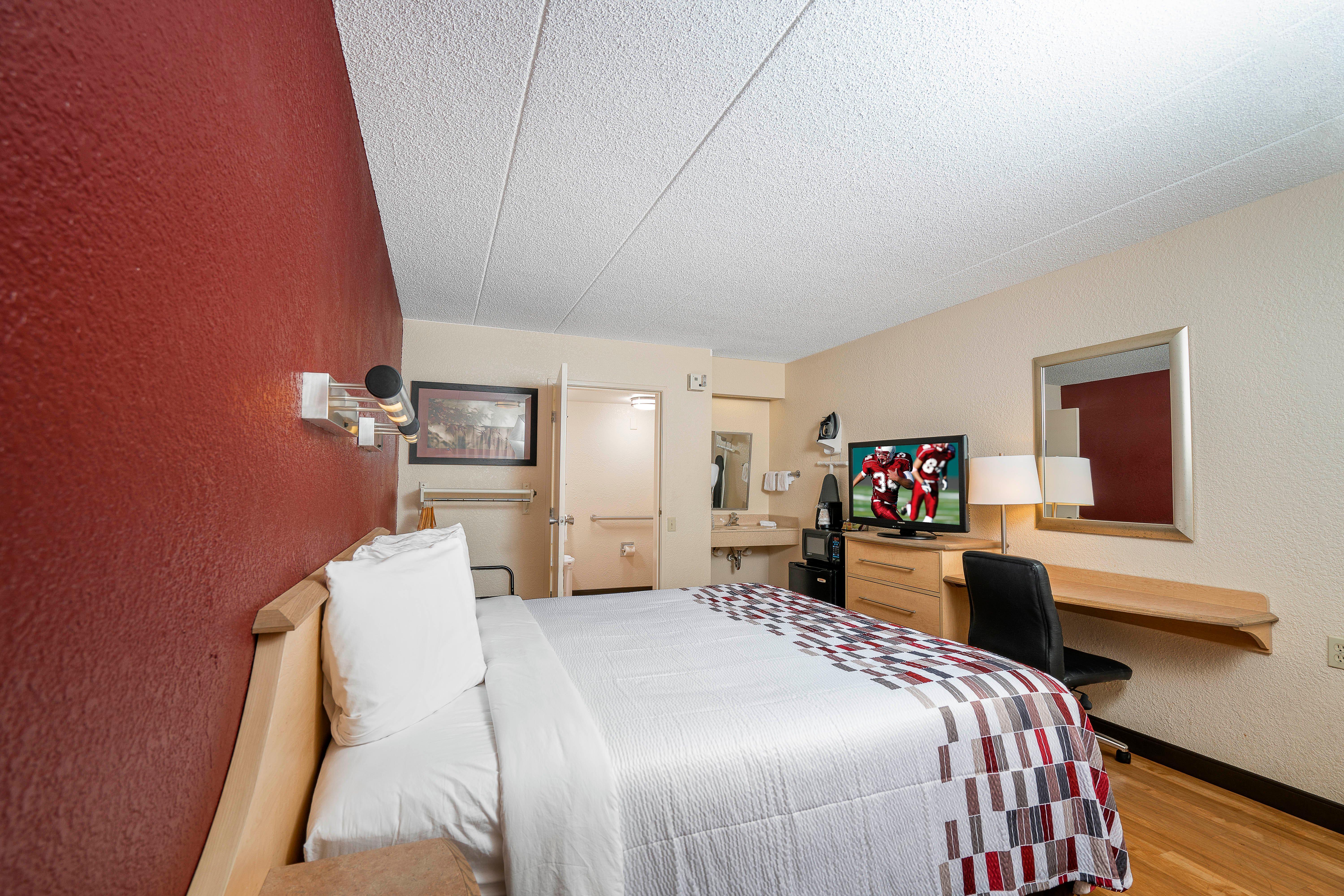 Red Roof - Triangle Park Motel